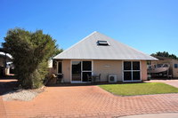 Osprey Holiday Village Unit 103/1 Bed - Perfect short stay apartment with King size bed