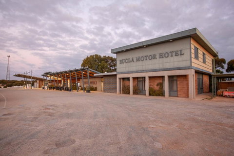 EUCLA MOTOR HOTEL - Sunshine Coast Tourism 0