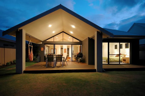 THE SANCTUARY LUXURY HOLIDAY HOME - Sunshine Coast Tourism 24