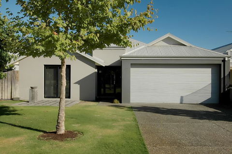 THE SANCTUARY LUXURY HOLIDAY HOME - Sunshine Coast Tourism 0