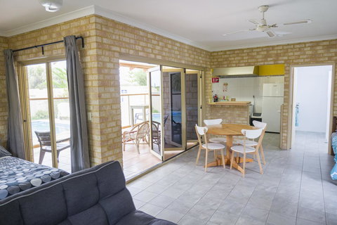 Lancelin Lodge - Sunshine Coast Tourism 26