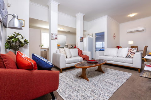 Como Executive Apartment - Sunshine Coast Tourism 0