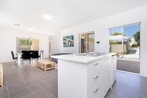 Victoria Park Town House - Sunshine Coast Tourism 0