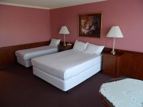 Clifton Motel & Grittleton Lodge - Sunshine Coast Tourism 16