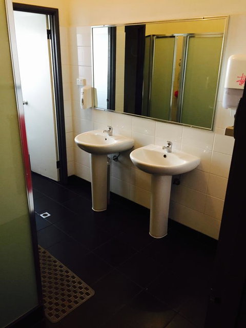 Shiralee Hostel -note - Valid Passport Required To Check In - Holiday Sunshine Coast 19