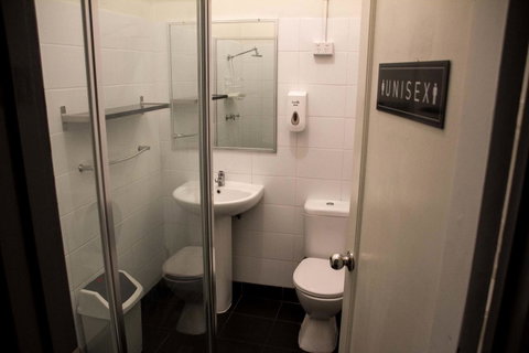 Shiralee Hostel -note - Valid Passport Required To Check In - Holiday Sunshine Coast 15