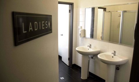 Shiralee Hostel -note - Valid Passport Required To Check In - Holiday Sunshine Coast 14
