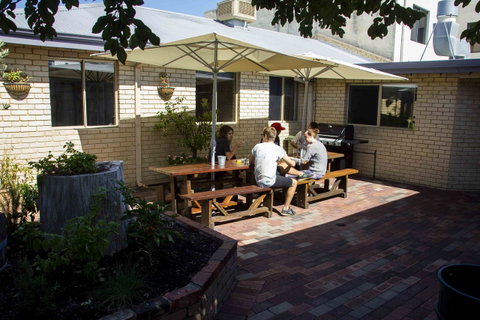 Shiralee Hostel -note - Valid Passport Required To Check In - Holiday Sunshine Coast 7