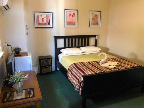 Junction Hotel Moora - Holiday Sunshine Coast 5