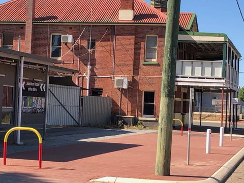 Junction Hotel Moora - Holiday Sunshine Coast 4