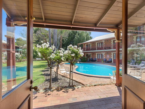 Heritage Country Motel - Sunshine Coast Tourism 4