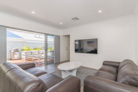 Karrinyup Waters Luxury House Rental - Sunshine Coast Tourism 9
