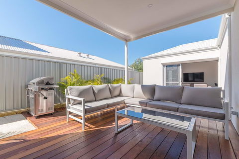 Karrinyup Waters Luxury House Rental - Sunshine Coast Tourism 17