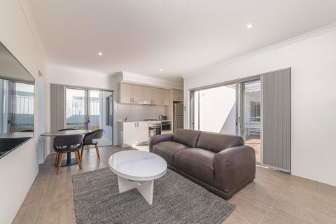Karrinyup Waters Luxury House Rental - Sunshine Coast Tourism 3