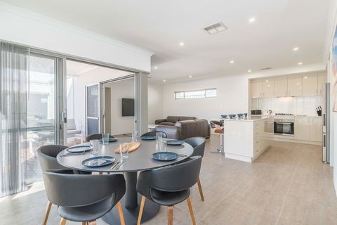 Karrinyup Waters Luxury House Rental - Sunshine Coast Tourism 18