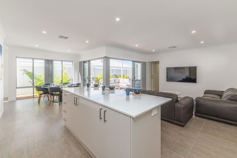 Karrinyup Waters Luxury House Rental - Sunshine Coast Tourism 13