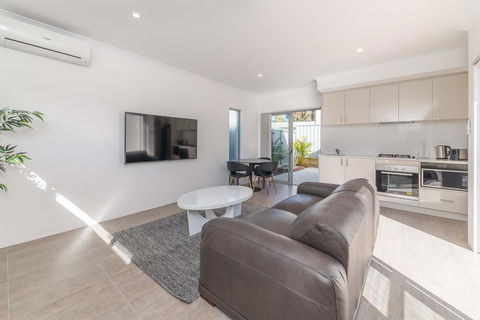Karrinyup Waters Luxury House Rental - Sunshine Coast Tourism 4