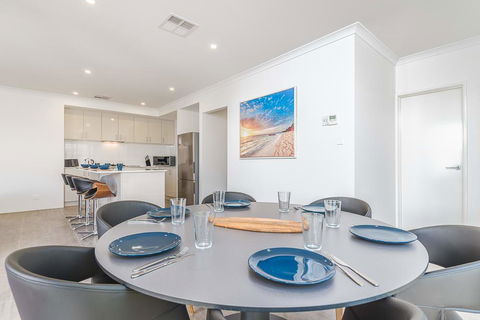 Karrinyup Waters Luxury House Rental - Sunshine Coast Tourism 1