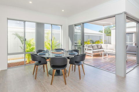 Karrinyup Waters Luxury House Rental - Sunshine Coast Tourism 0