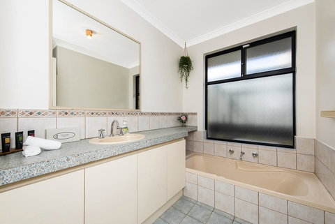 Scarborough Villa On Duke - Holiday Sunshine Coast 14