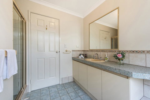 Scarborough Villa On Duke - Holiday Sunshine Coast 1