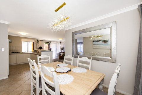 Scarborough Villa On Duke - Holiday Sunshine Coast 30