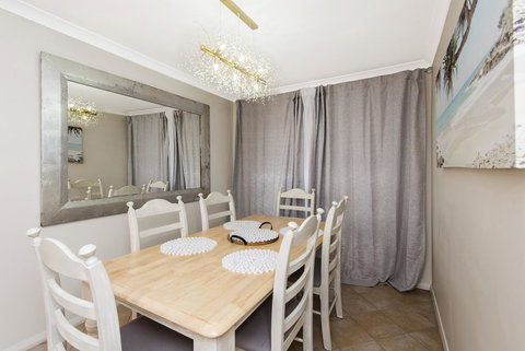 Scarborough Villa On Duke - Holiday Sunshine Coast 21