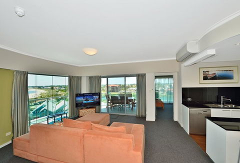 A 406 FANTASTIC OCEAN BEACH And MARINA VIEW APT - MANDURAH - Holiday Sunshine Coast 10