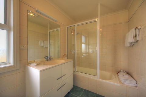 Stanley Village Waterfront Accommodation - Holiday Sunshine Coast 11