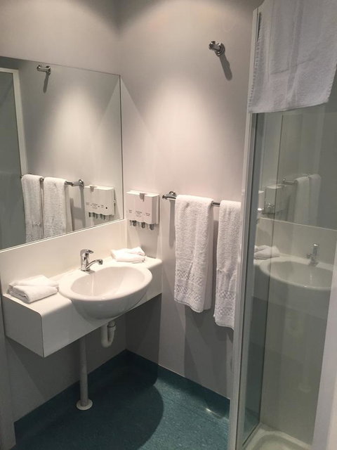 Waterfront Lodge Motel - Sunshine Coast Tourism 44