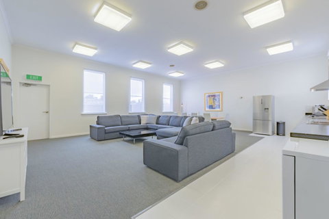 4 Bedroom House - Hobart CBD - Free Parking - Free WIFI - Sunshine Coast Tourism 9