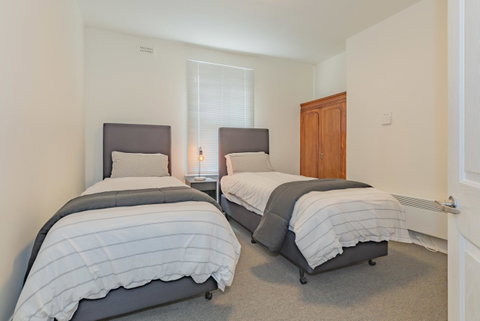 4 Bedroom House - Hobart CBD - Free Parking - Free WIFI - Sunshine Coast Tourism 3