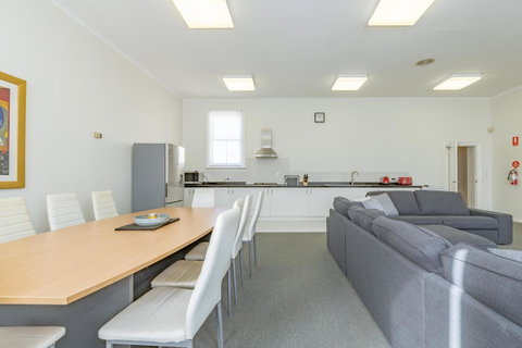 4 Bedroom House - Hobart CBD - Free Parking - Free WIFI - Sunshine Coast Tourism 16