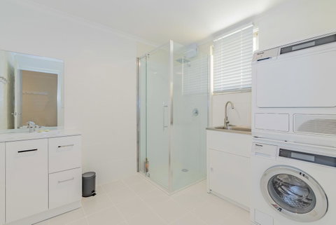 4 Bedroom House - Hobart CBD - Free Parking - Free WIFI - Sunshine Coast Tourism 4