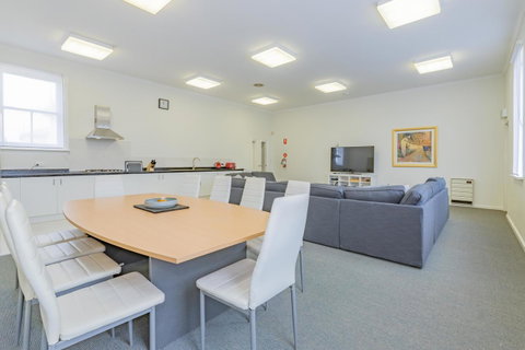 4 Bedroom House - Hobart CBD - Free Parking - Free WIFI - Sunshine Coast Tourism 0
