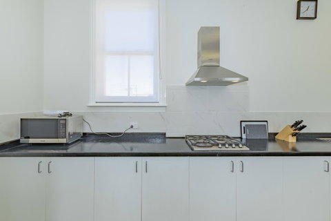 4 Bedroom House - Hobart CBD - Free Parking - Free WIFI - Sunshine Coast Tourism 8