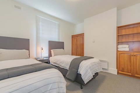 4 Bedroom House - Hobart CBD - Free Parking - Free WIFI - Sunshine Coast Tourism 1