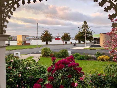 Riverbank Villa - Sunshine Coast Tourism 6