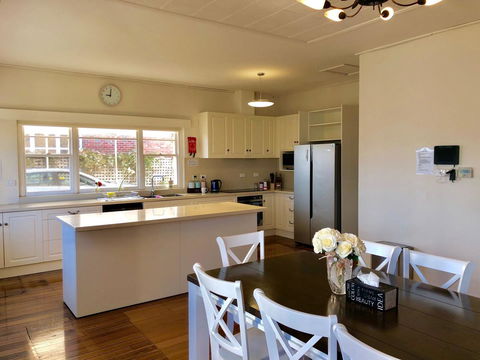 Riverbank Villa - Sunshine Coast Tourism 5