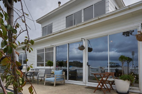 The Ultimate Beach House - Sunshine Coast Tourism 4