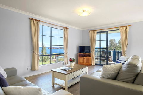 Omaroo Cottage Bruny Island - Sunshine Coast Tourism 1
