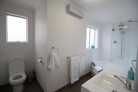 Trinity Hill Apartments - Sunshine Coast Tourism 1