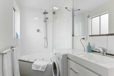 Trinity Hill Apartments - Sunshine Coast Tourism 2