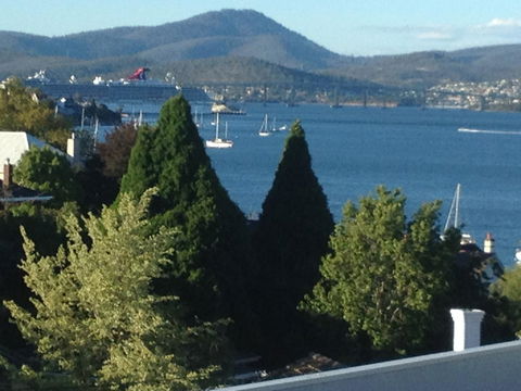 Reflections On The Bay - Holiday Sunshine Coast 0