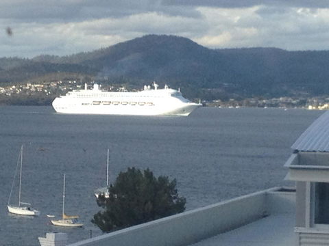 Reflections On The Bay - Holiday Sunshine Coast 6
