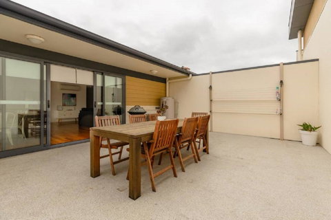 Kangaroo Bay Apartments - Sunshine Coast Tourism 21