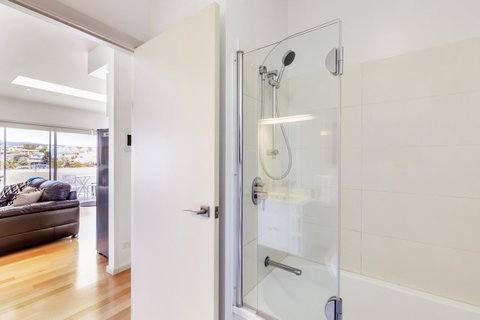 Bellerive Marina View Apartments NO 27 - Sunshine Coast Tourism 11