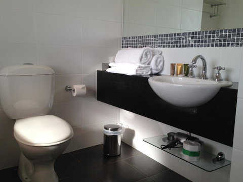 Auldington Hotel - Sunshine Coast Tourism 4