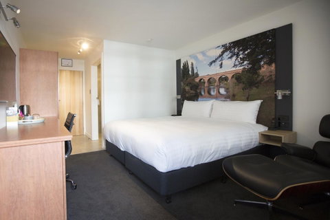 Hotel Launceston - Sunshine Coast Tourism 1