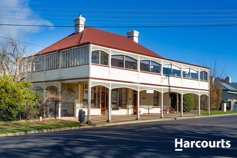 The WeareHouse In Deloraine - Sunshine Coast Tourism 1